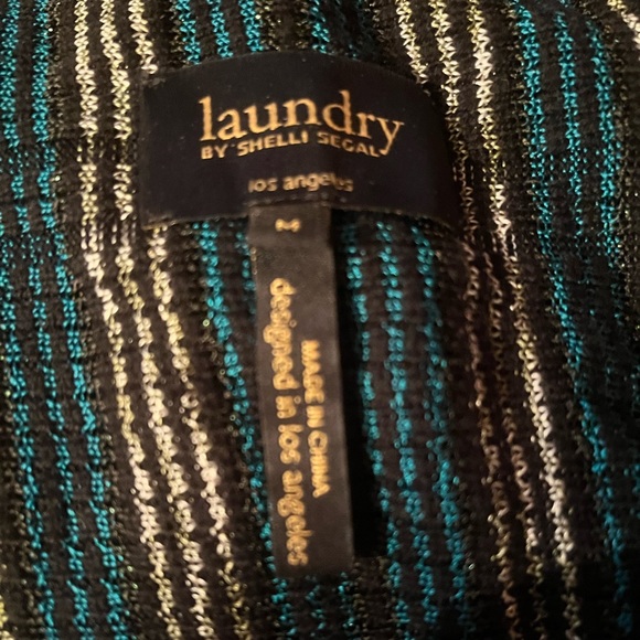 Great flattering Laundry dress. Fabric makes this an every season dress. - Picture 3 of 5